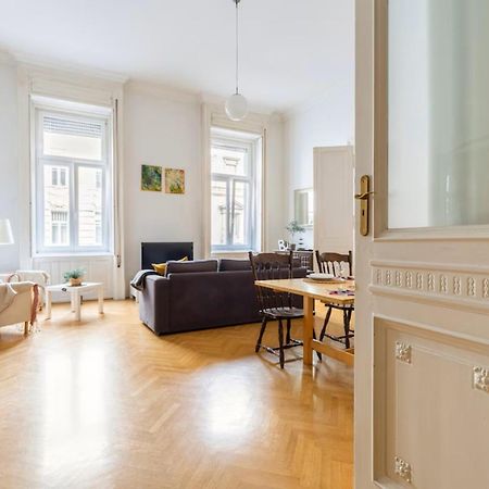 Bourgeois Elegance In The Heart Of Budapest Exterior photo