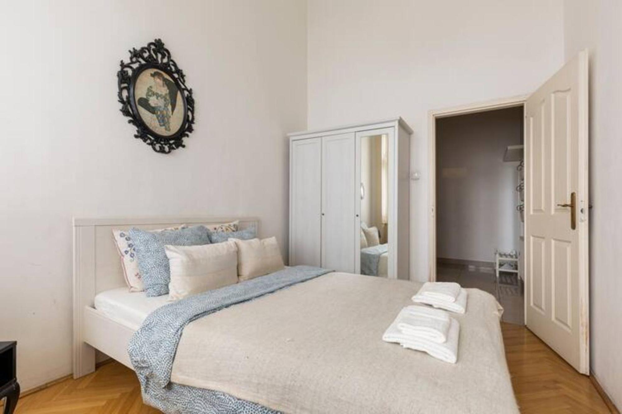 Bourgeois Elegance In The Heart Of Budapest Exterior photo